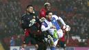 Pemain Blackburn Rovers, Danny Graham (kanan) berebut melepaskan tembakan saat dihadang kiper Manchester United, Sergio Romero dan Paul Pogba pada putaran kelima Piala FA di Ewood Park, Blackburn, (19/2/2017). (Martin Rickett/PA via AP)