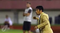 Pelatih Semen Padang, Nil Maizar memberi arahan pada timnya saat laga 8 besar Piala Presiden 2017 melawan Bhayangkara FC di Stadion Manahan, Solo, Minggu (26/2). Semen Padang unggul 1-0. (Liputan6.com/Helmi Fithriansyah)