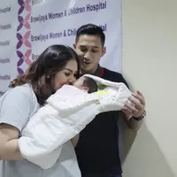 Penyanyi Nindy dan suami, Askara Parasady sengaja memilih tanggal cantik untuk kelahiran anak keduanya. Bayi berjenis kelamin perempuan itu lahir pada Senin, (10/10/2016) pukul 10.49 WIB. (Galih W. Satria/Bintang.com)