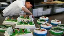 Pembuat kue menyelesaikan tahapan akhir pembuatan beragam kue bertema Euro 2016 yang dibuat di sebuah tempat pembuatan kue di Munich, Jerman, Senin (20/6). Beraneka kue bertema Euro 2016 mewarnai perhelatan sepakbola Eropa. (REUTERS/Michaela Rehle)