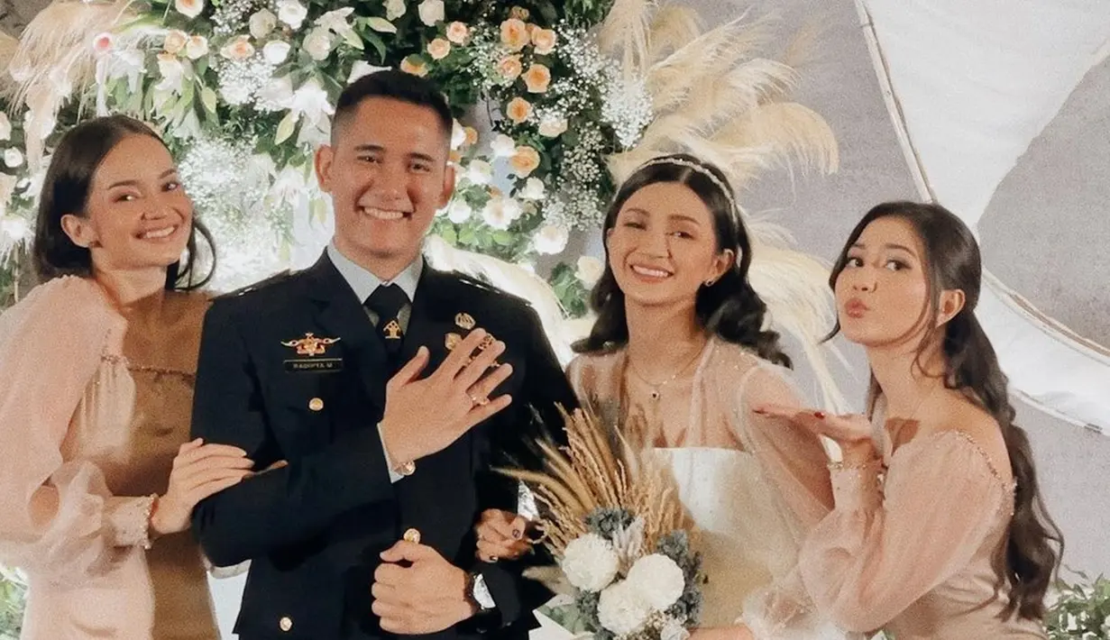 Ini adalah potret Jessica Mila jadi bridesmaid di pernikahan Furry Citra pada Desember 2021. Melalui keterangan unggahannya, artis kelahiran 3 Agustus 1992 ini ungkap kebahagiaan yang juga menyelimutinya karena sang sahabat telah menembukan tambatan hati. Ketika hadiri pernikahan sahabat, kolom komentar Mila selalu ramai doa dan pertanyaan kapan Jessica Mila menikah. (Liputan6.com/IG/@jscmila)