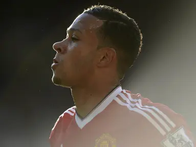 Pemain Manchester United, Memphis Depay, penampilannya terus menurun di musim keduanya. Bahkan dirinya hanya menjadi penghangat bangku cadangan Red Devils. (AFP/Oli Scarff)