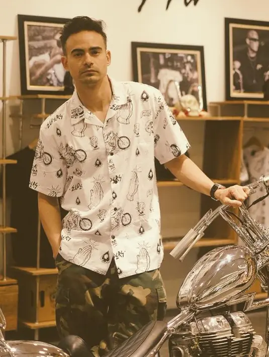 Pemilik nama lengkap Ashraf Daniel Mohammed Sinclair ini selalu tampil modis bak anak muda seperti memakai kemeja putih bermotif motor gede dan celana panjang bercorak militer. (Liputan6.com/IG/@ashrafsinclair)