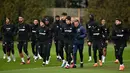 Para pemain Chelsea melakukan pemanasana selama sesi latihan tim di fasilitas pelatihan Chelsea Cobham di Stoke D'Abernon, London (6/3/2023). Pada pertemuan leg pertama Liga Champions Chelsea harus menelan kekalahan tipis 0-1 atas Borussia Dortmund.(AFP/Glyn Kirk)