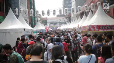 Warga memadati gelaran Festival Little Tokyo di kawasan Blok M, Jakarta, Minggu (23/6/2019). Festival Little Tokyo menghadirkan berbagai jenis kuliner dan kebudayaan Jepang. (Liputan6.com/Faizal Fanani)