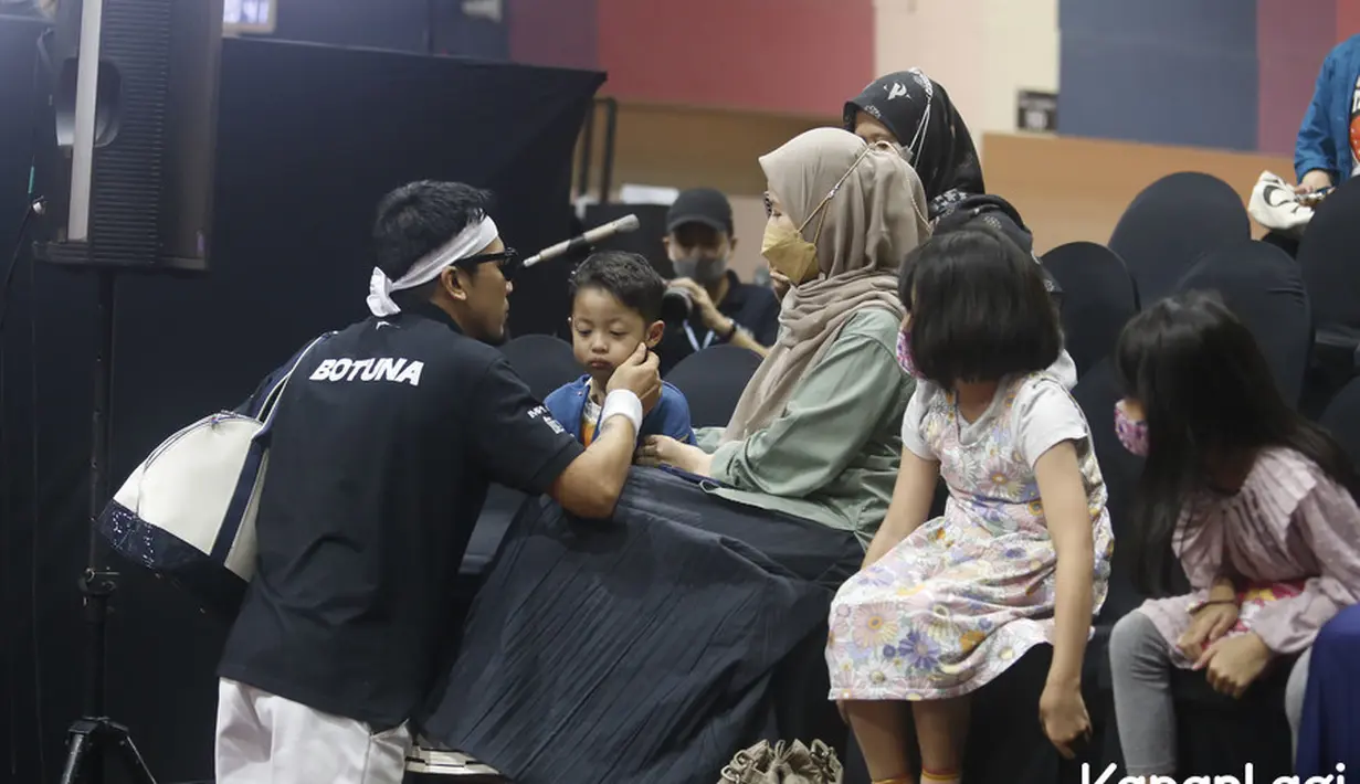 Sebelumnya, Desta kembali membuat putrinya menangis karena kalah tanding tenis dengan Raffi Ahmad. Bahkan, sebelum tanding Desta ingin membuat anak Raffi menangis. Tapi, kembali kalah. "Kemarin gue kalah, anak-anak gue nangis tiga-tiganya. Gue nggak akan bikin mereka menangis lagi, gue mau bikin Cipung nangis," kata Desta dalam jumpa pers bulan November 2022 lalu. [Foto: KapanLagi.com®/Bayu Herdianto]