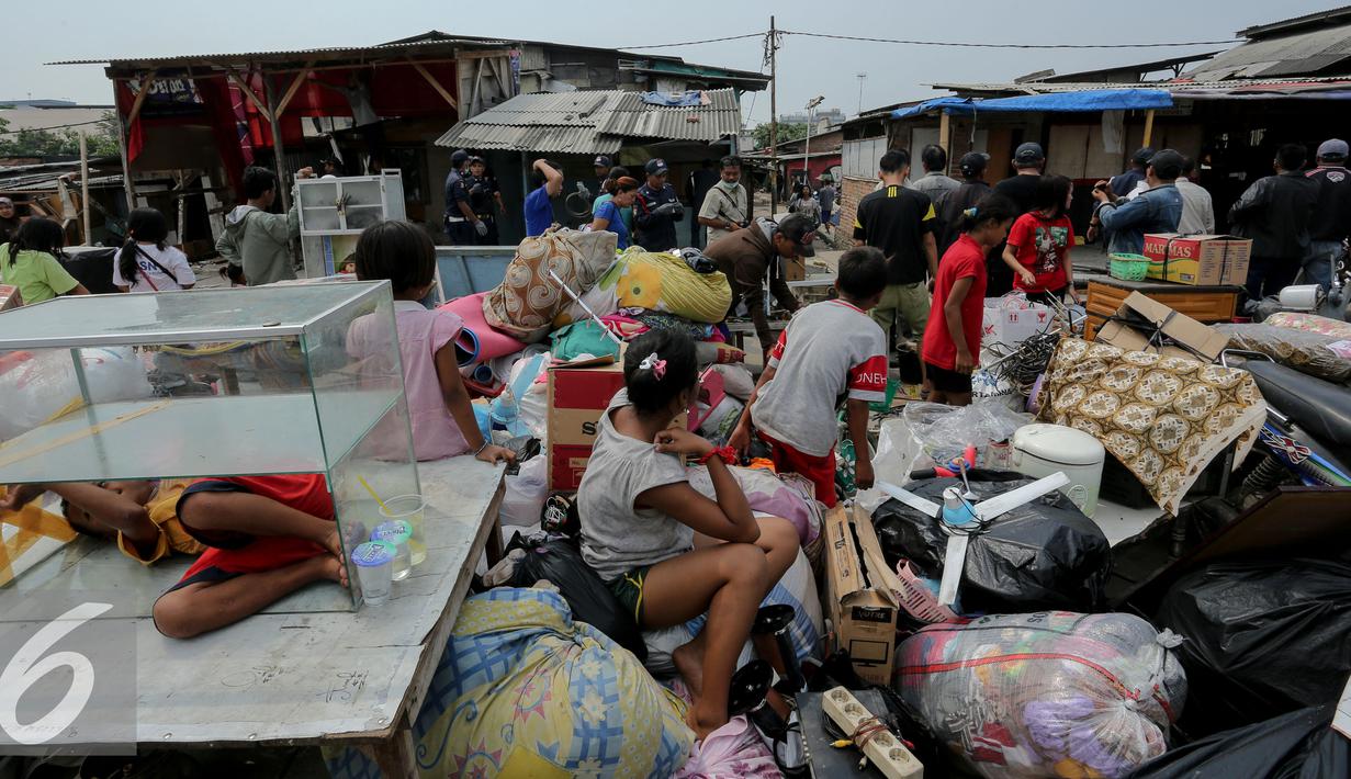 Sejumlah Petugas saat membongkar bangunan di kawasan Kebon Kosong, Jakarta, Senin (15/6/2015). Pembongkaran tersebut dilakukan untuk membenahi wilayahnya agar aktivitas pedagang kaki lima (PKL) lebih tertata. (Liputan6.com/Faizal Fanani)