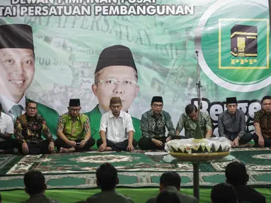 Suasana dalam acara Tasyakuran  di Gedung DPP PPP, Diponegoro, Jakarta, Jumat (15/11). Tasyakuran tersebut bentuk syukur karena PPP kubu Romahurmuziy telah Menempati kantor DPP PPP Diponegoro. (Liputan6.com/Faizal Fanani)