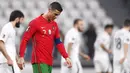 Striker Portugal, Cristiano Ronaldo, tampak lesu usai pertandingan melawan Azerbaijan pada laga kualifikasi Piala Dunia 2022 di Stadion Juventus, Turin, Kamis (25/3/2021). Portugal menang dengan skor 1-0. (Fabio Ferrari/LaPresse via AP)