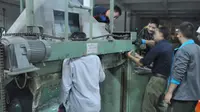 Entah bagaimana kepala pria yang bekerja di perusahaan tekstil kapas itu tersangkut di mesin. Ia pun tak bisa bergerak banyak.
