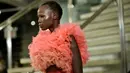 Seorang model berjalan di runway mengenakan koleksi busana rancangan desainer Jepang, Tomo Koizumi  pada New York Fashion Week di Marc Jacobs Madison, 8 Februari 2019. Koizumi menampilkan parade gaun awan berwarna pelangi (Steven Ferdman/Getty Images/AFP)