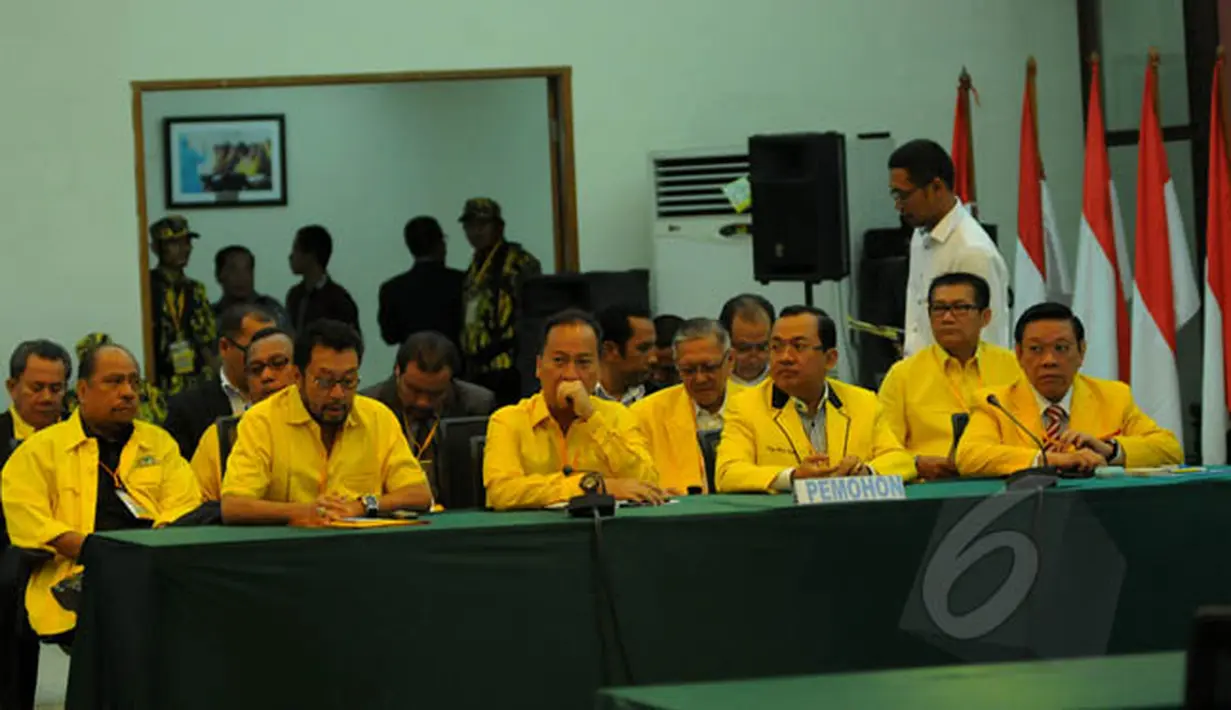 Kubu Partai Golkar versi Munas Ancol Jakarta, Agung Laksono menghadiri sidang Mahkamah Partai Golkar di kantor DPP Partai Golkar, Rabu (11/2/2015). (Liputan6.com/Faisal R Syam)