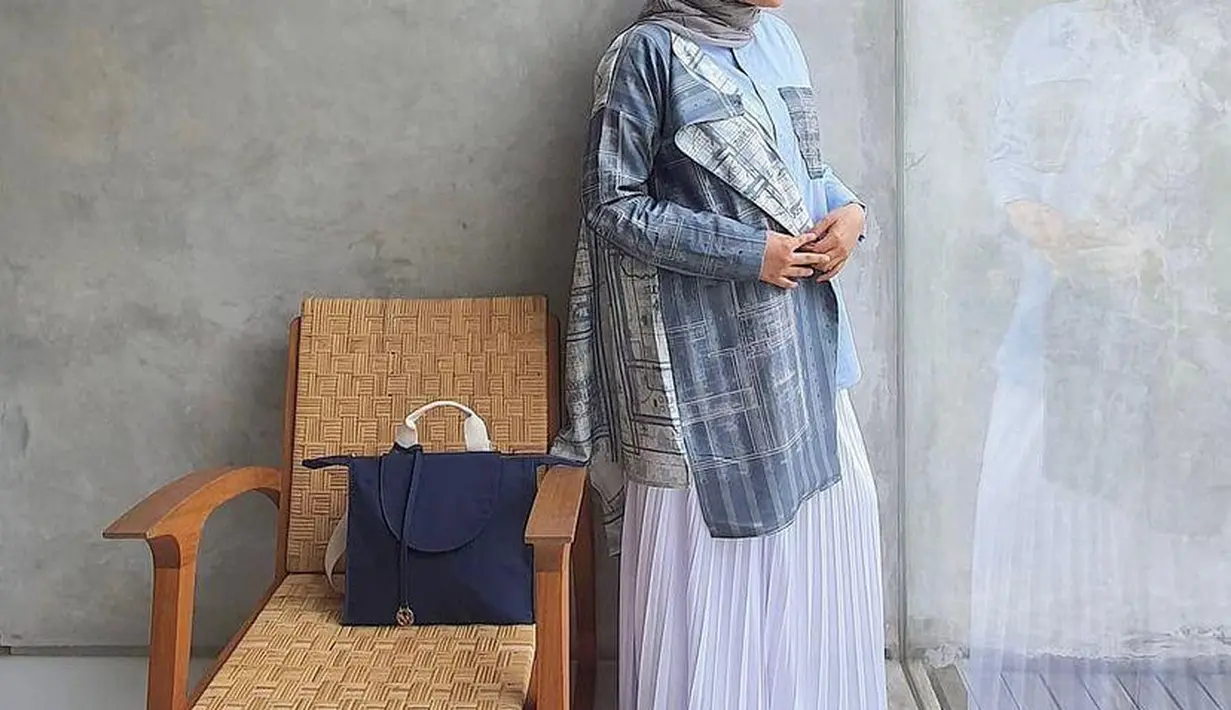 Tunik dengan motif plaid juga tak kalah menarik dipadukan dengan rok plisket. Cocok untuk daily maupun bekerja (Instagram/riamiranda).