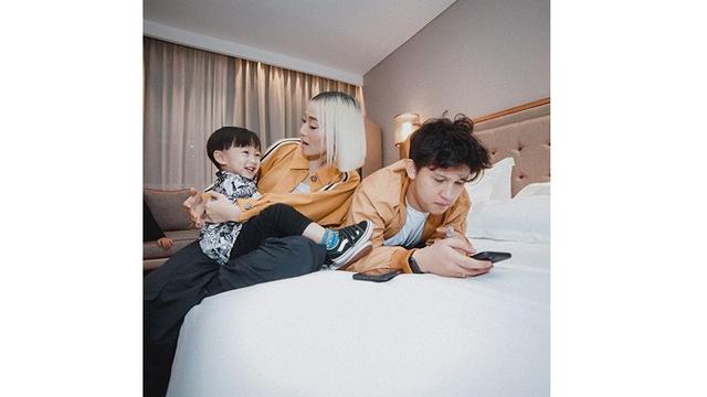 Jarang Tersorot, Ini 7 Potret Rinni Wulandari dan Keluarga Kecilnya