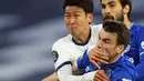 Striker Tottenham Hotspur, Son Heung-Min berebut bola dengan pemain Everton, Seamus Coleman dan André Gomes pada lanjutan pertandingan Liga Inggris di Tottenham Stadium, Selasa (7/7/2020) dini hari. Tottenham Hotspur susah payah mengalahkan Everton 1-0. (Richard Heathcote/POOL/AFP)