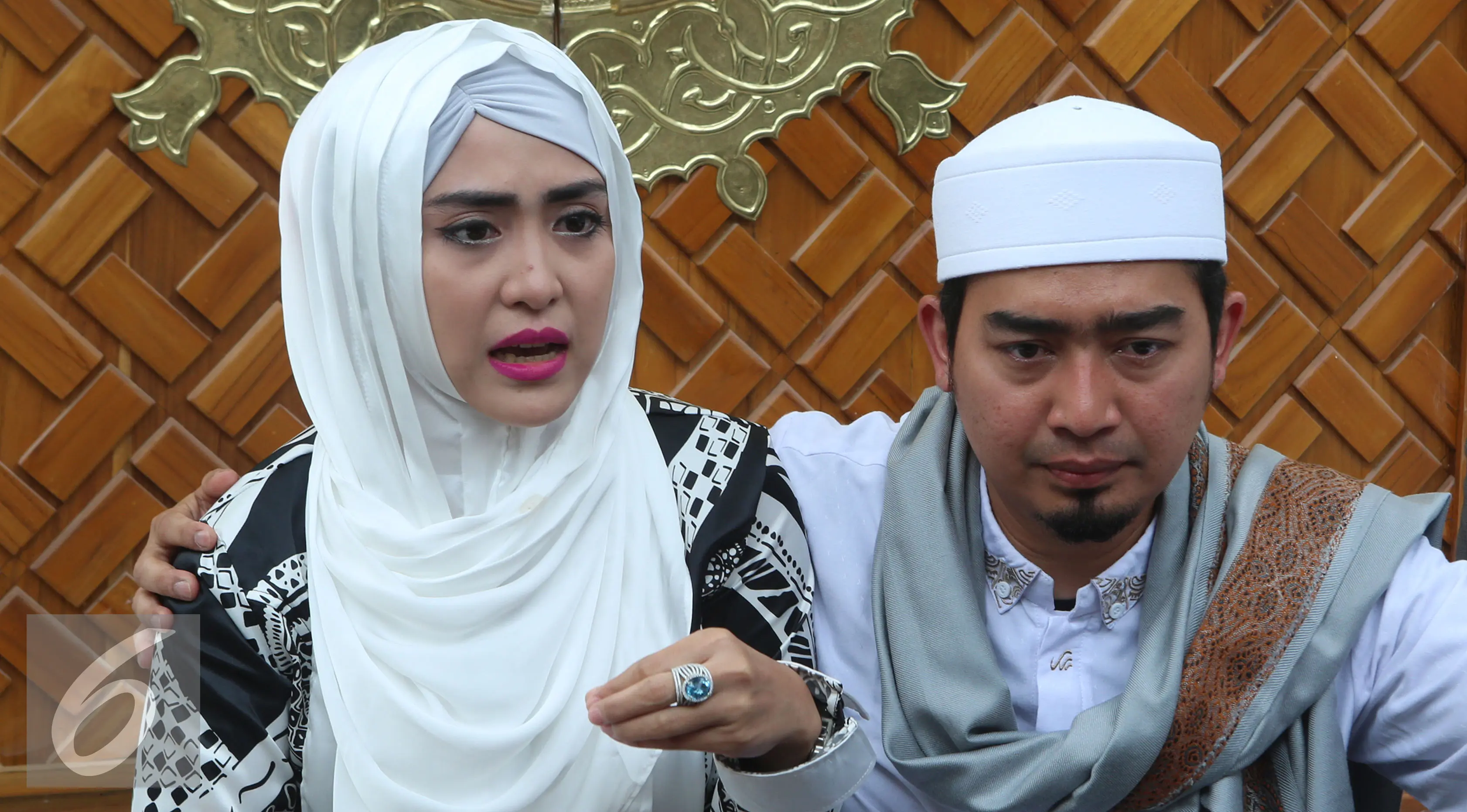 Ustaz Solmed dan April Jasmine. (Herman Zakharia/Liputan6.com)