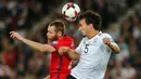 Bek Jerman, Mats Hummels berebut bola udara dengan gelandang Norwegia, Jo Inge Berget pada grup C Kualifikasi Piala Dunia 2018 di Stuttgart, Jerman,(4/9). Jerman menang telak atas Norwegia 6-0. (AP Photo/Michael Probst)
