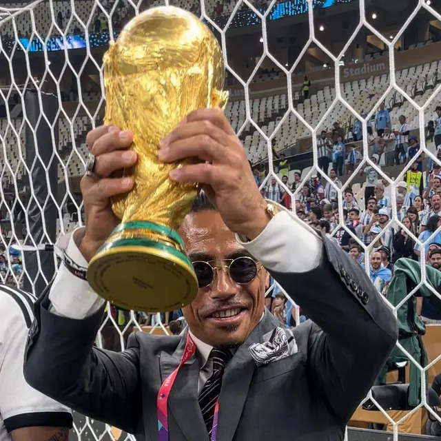 7 Potret Salt Bae Angkat Trofi Piala Dunia Jadi Sorotan, Tuai Kecaman Netizen