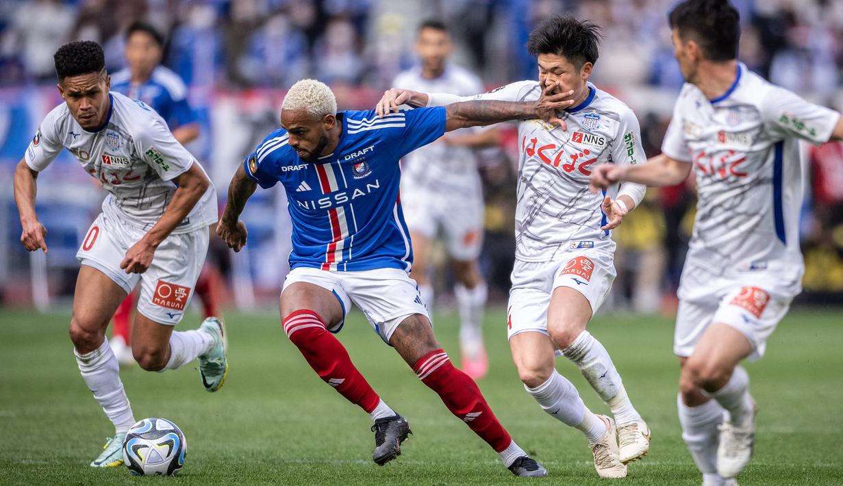 <p>Anderson Lopes (tengah kiri) merupakan penyerang andalan Yokohama F. Marinos. Lopes merupakan pemain berkebangsaan Brasil. Pada musim ini, ia menjadi salah satu mesin gol di skuad besutan Kevin Muscat tersebut. Anderson Lopes juga tercatat sebagai pencetak gol terbanyak kedua dengan koleksi 19 gol dari 29 pertandingan di J1 League 2023. Sementara itu, Yokohama F. Marinos kini menempati posisi kedua klasemen dengan raihan 54 poin atau terpaut empat poin dari sang pemuncak, Vissel Kobe. (AFP/Yuichi Yamazaki)</p>