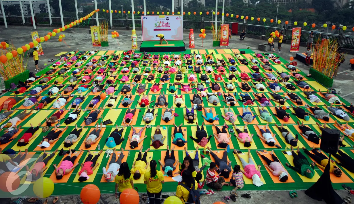 Peserta saat mengikuti gerakan instruktur pada Yoga in the Air di rooftop Plaza Semanggi, Jakarta, Sabtu (30/4). Kegiatan ini dilakukan bertujuan mengajak wanita Indonesia untuk memilih cara yang sehat saat datang bulan. (Liputan6.com/Johan Tallo)