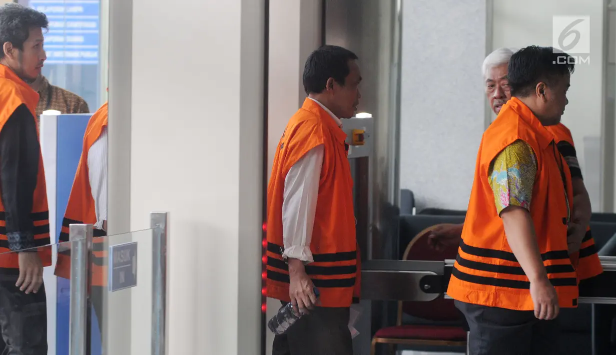 Rombongan tersangka anggota DPRD Malang berjalan memasuki Gedung KPK, Jakarta, Jumat (21/9).KPK memperpanjang masa penahanan selama 40 hari untuk sejumlah tersangka kasus suap pembahasan APBD-P Pemerintah Kota Malang itu. (Merdeka.com/Dwi Narwoko)