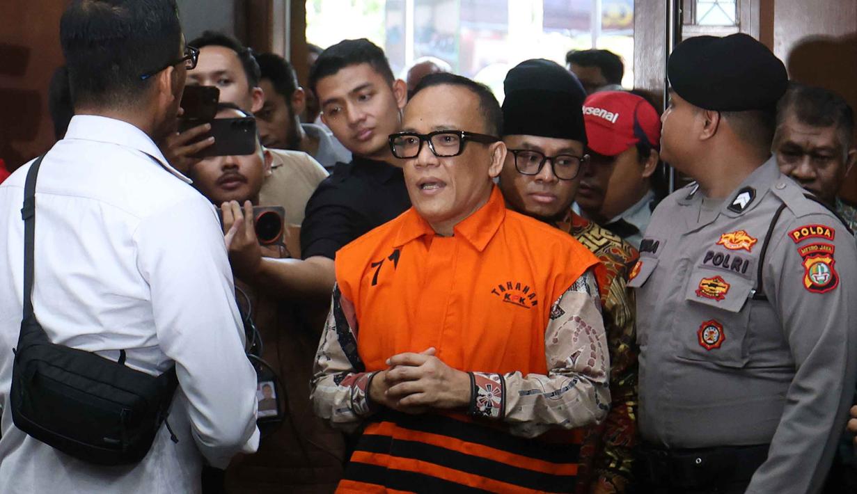 Mantan Wakil Menteri Ketenagakerjaan (Wamenaker), Immanuel Ebenezer Gerungan namalain Noel, saat tiba untuk mengikuti sidang pembacaan tuntutan dari Jaksa Penuntut Umum (JPU) atas kasus dugaan pemerasan dan penerimaan gratifikasi mengenai pengurusan sertifikasi Keselamatan dan Kesehatan Kerja (K3) di lingkungan kementerian Ketenagakerjaan di Pengadilan Tindak Pidana Korupsi, Jakarta, Senin (18/5/2026). (Kapanlagi.com/Budy Santoso)