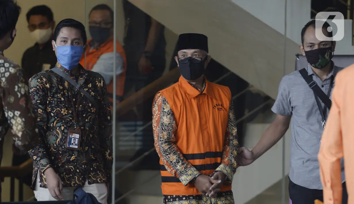 Mantan Wakil Ketua DPRD Jambi AR Syahbandar (tengah) memakai rompi tahanan usai menjalani pemeriksaan di Gedung KPK, Jakarta, Selasa (23/6/2020). KPK menahan AR Syahbandar terkait dugaan suap pengesahan RAPBD Provinsi Jambi Tahun 2018. (merdeka.com/Dwi Narwoko)