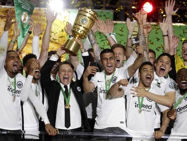 Pemain dan pelatih Eintracht Frankurt melakukan selebrasi usai menjuarai DFB Pokal dengan mengalahkan Bayern Munchen di Stadion Olympiastadion Berlin, Minggu (20/5/2018). Eintracht Frankurt menang 3-1 atas Bayern Munchen. (AP/Michael Sohn)