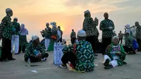 Jemaah haji Indonesia melihat Masjid Terapung Ar-Rahmah Laut Merah di Jeddah, Arab Saudi. (Liputan6.com/Wawan Isab Rubiyanto)