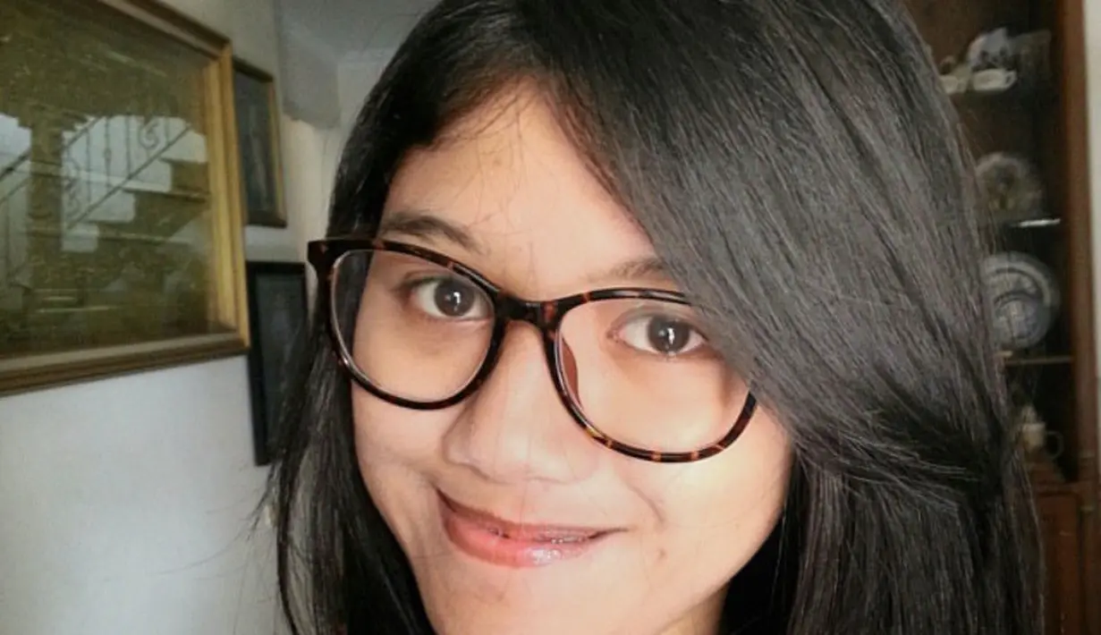 Ia pun tak ragu menunjukan wajah tanpa makeup dengan mengenakan kacamata sebab wajahnya tetap nampak mulus dan glowing. Ia pun bertransformasi dengan potongan rambut bobnya. @erinagudono