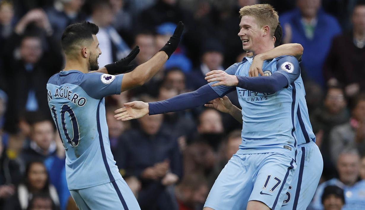 Para pemain Manchester City merayakan gol yang dicetak Sergio Aguero ke gawang Middlesbrough  pada laga Premier League di Ettihad Stadium, Inggris, Sabtu (5/11/2016). Kedua tim bermain imbang 1-1. (Reuters/Carl Recine)