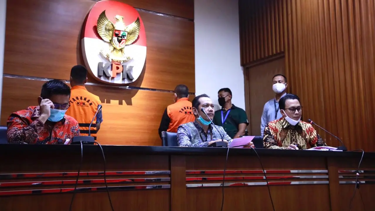 Mantan Sekretaris Mahkamah Agung (MA) Nurhadi dan menantunya, Rezky Herbiono saat dihadirkan dalam konpers KPK, Selasa (2/6/2020). (dok KPK)