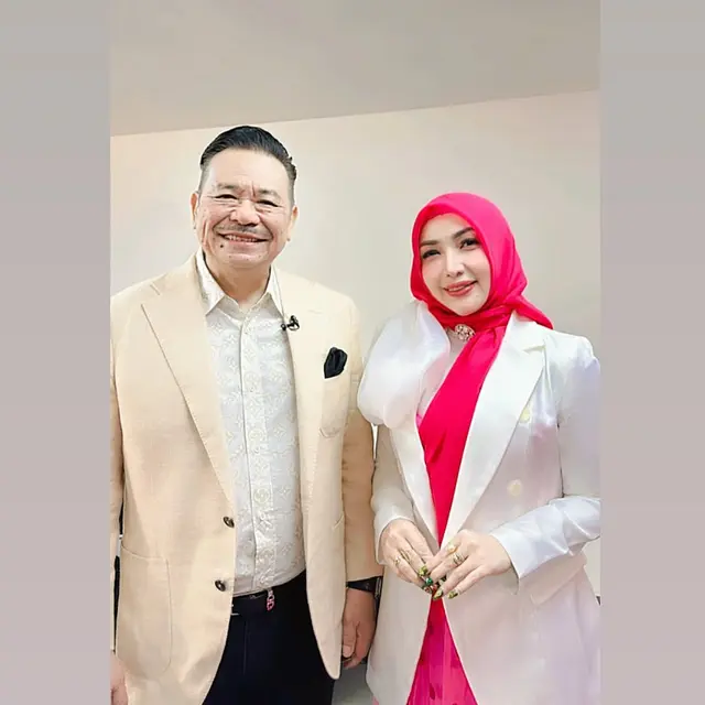 Blazer Roro Fitria yang Elegan tapi Tetap Nyentrik (Instagram @roro.fitria1989)