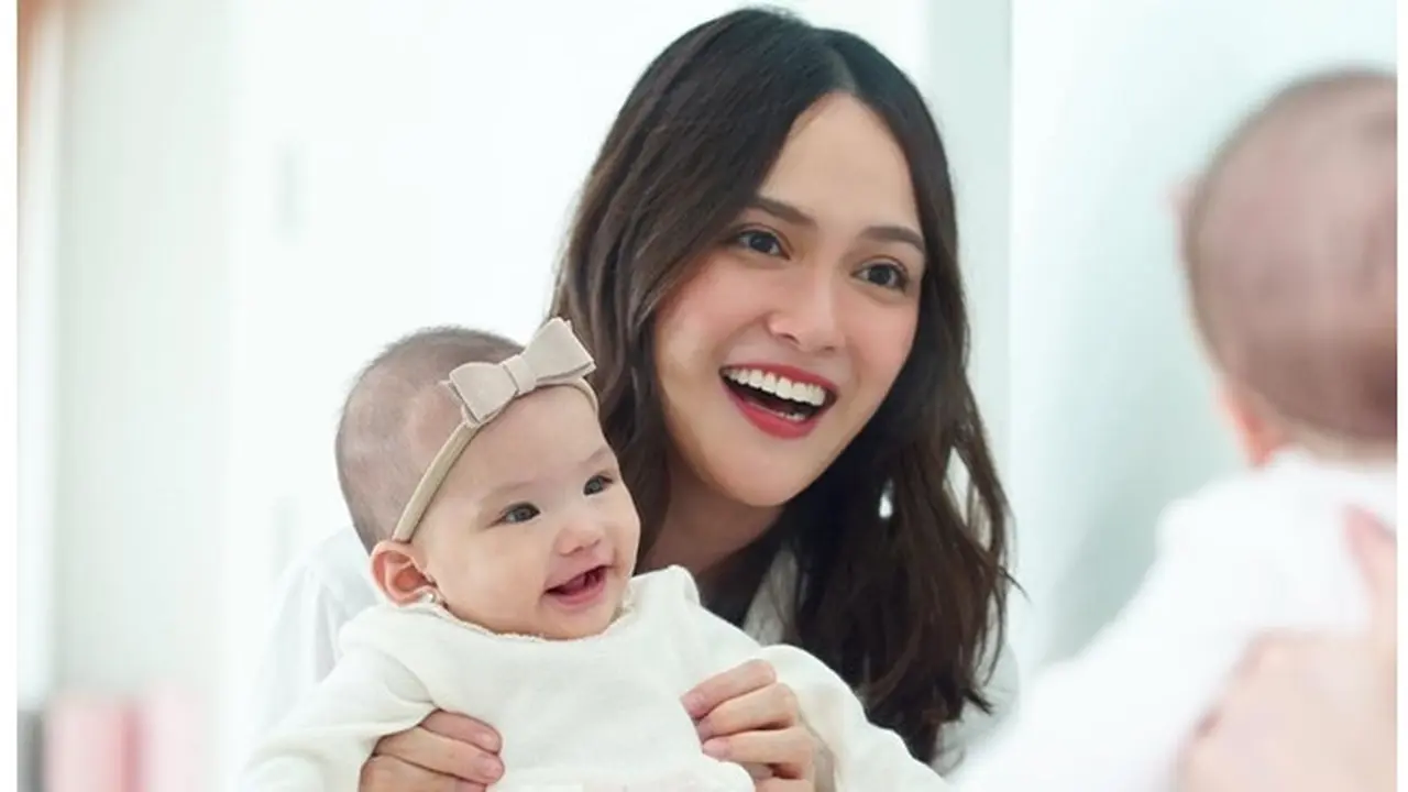 Masuki Usia 5 Bulan, Ini 6 Momen Shandy Aulia Ajari Baby Claire Merangkak