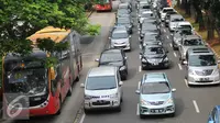 Bus TransJakarta melintas dari arah Semanggi menuju kawasan Thamrin, Jakarta, Selasa (5/4). Uji coba sistem "three in one" ini merupakan hari pertama yang dilakukan oleh Pemprov DKI Jakarta dan Polda Metro Jaya. (Liputan6.com/Gempur M Surya)