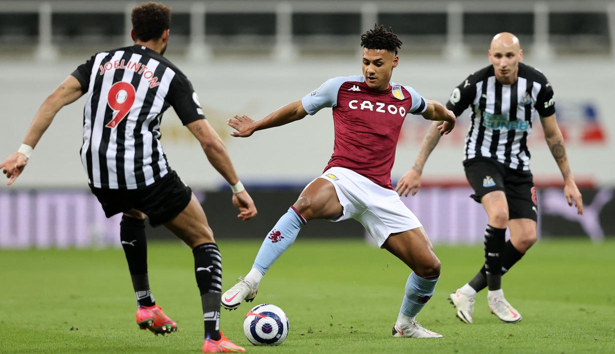 Ollie Watkins (Aston Villa) - Beberapa orang akan terkejut mengapa pemain ini masuk dalam tim impian. Hal ini sudah diperhitungkan oleh Whoscored karena ketajaman penyerang ini yang mampu melesatkan 15 gol dan lima assist sehingga ia diganjar dengan nilai 7,18. (Foto: AFP/Pool/Clive Brunskill)