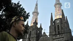 Barisan Ansor Serbaguna Nahdlatul Ulama (Banser NU) melintas di depan Gereja Katedral, Jakarta, Rabu (25/12/2019). Puluhan personel Banser NU dikerahkan oleh GP Ansor untuk membantu pengamanan di Gereja Katedral Jakarta pada perayaan Natal 2019. (merdeka.com/Iqbal S Nugroho)