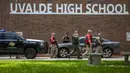 Aparat penegak hukum berjalan di luar Uvalde High School setelah penembakan dilaporkan pada hari sebelumnya di Robb Elementary School, Uvalde, Texas, Amerika Serikat, 24 Mei 2022. Gubernur Texas Gregg Abbot berkata pelaku adalah remaja berusia 18 tahun. (William Luther/The San Antonio Express-News via AP)