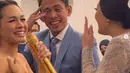Membuat surprise manis untuk fans spesialnya sejak lama, Andien tidak hanya datang ke pesta pernikahan Digun dan Tita, namun juga menyanyikan lagu untuk mereka. (instagram.com/andienaisyah).