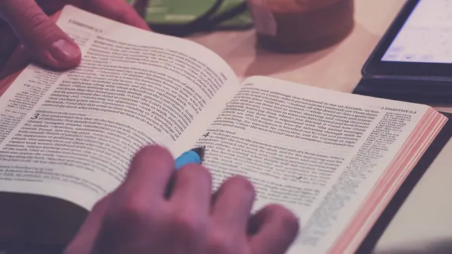 Ilustrasi membaca buku, bahasa Inggris