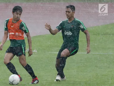 Pemain Timnas Indonesia U-22, Lutfi Kamal mengontrol bola saat berlatih di Stadion Madya, Jakarta, Kamis(24/1). Latihan ini digelar untuk menghadapi Piala AFF U-22. (Bola.com/Yoppy Renato)