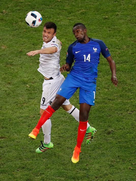 Gelandang Albania, Ledian Memushaj berebut bola udara dengan gelandang Prancis, Blaise Matuidi pada pertandingan Grup A Piala Eropa 2016 Stade Velodrome, Prancis, Kamis (16/6). Prancis menang atas Albania dengan skor 2-0. (REUTERS/Jean-Paul Pelissier)