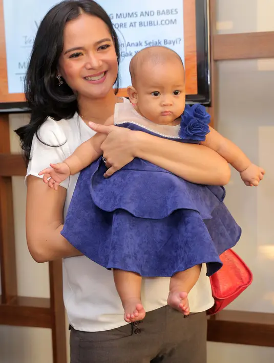 "Bagiku penting, orangtua aku itu suka foto dari bayi, terus fotonya dipasang. Masa itu enggak akan terulang lagi, pas gede bisa dilihat, waktu belum bisa gaya, enggak genit," kata perempuan 34 tahun tersebut. (Andy Masela/Bintang.com)