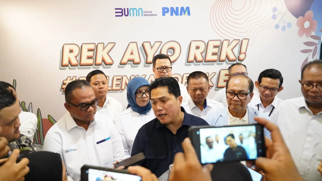 Saat Emak-emak di Surabaya Dapat Uang 1 Juta dari Menteri BUMN Erick Thohir