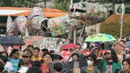 Aktivis yang tergabung dalam Orang Muda untuk Lingkungan Hidup (KOMUNAL) bersama WALHI saat karnaval menyambut Hari Lingkungan Hidup 2023 di Bundaran HI, Jakarta, Minggu (4/6/2023). (Liputan6.com/Angga Yuniar)