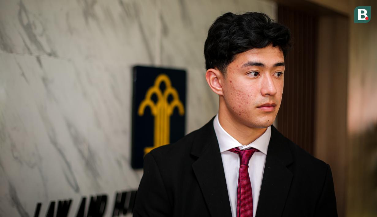 Kiper keturunan Indonesia-Iran, Cyrus Margono saat memberikan keterangan kepada wartawan setelah mengambil sumpah Warga Negara Indonesia (WNI) di Kanwil Kemenkumham DKI, Cawang, Jakarta, Kamis (21/03/2024). (Bola.com/Bagaskara Lazuardi)