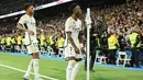 Pemain Real Madrid, Vinicius Junior dan Rodrygo melakukan selebrasi setelah mencetak gol ke gawang Valencia pada laga Liga Spanyol di Stadion Santiago Bernabeu, Sabtu (11/11/2023). Real Madrid menang dengan skor 5-1. (AFP/Thomas Coex)