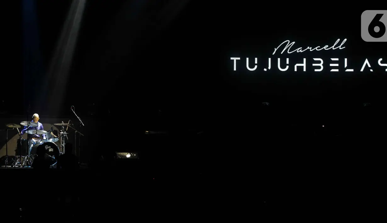 Penampilan Marcell saat bermain drum dalam konser “ Marcell Tujuh Belas" di Balai Sarbini, Jakarta, Jumat (18/10/2019).  Marcell merupakan seorang penabuh drum sebelum menjadi penyanyi solo. (Liputan6.com/Faizal Fanani)
