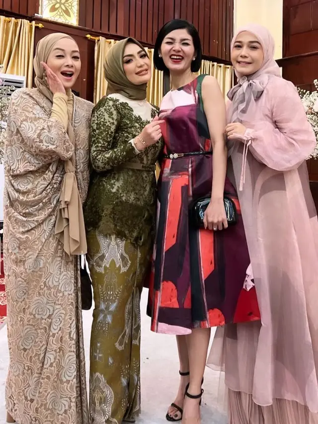 7 Potret Imel PC dalam Pernikahan Sang Adik, Tampil Menawan dengan Kebaya Hijau