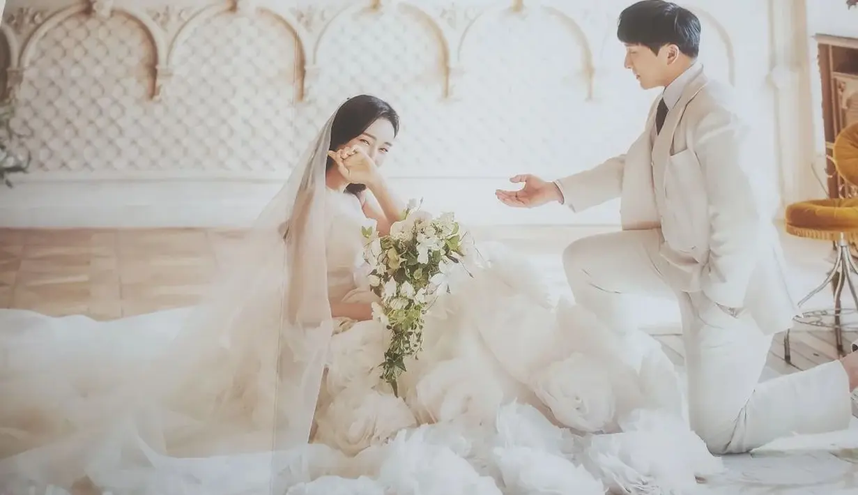 Baru-baru ini, keduanya pun membagikan pemotretan prewedding yang dibagikan di akun Instagram masing-masing.[Foto: IG/choi_tea_il].